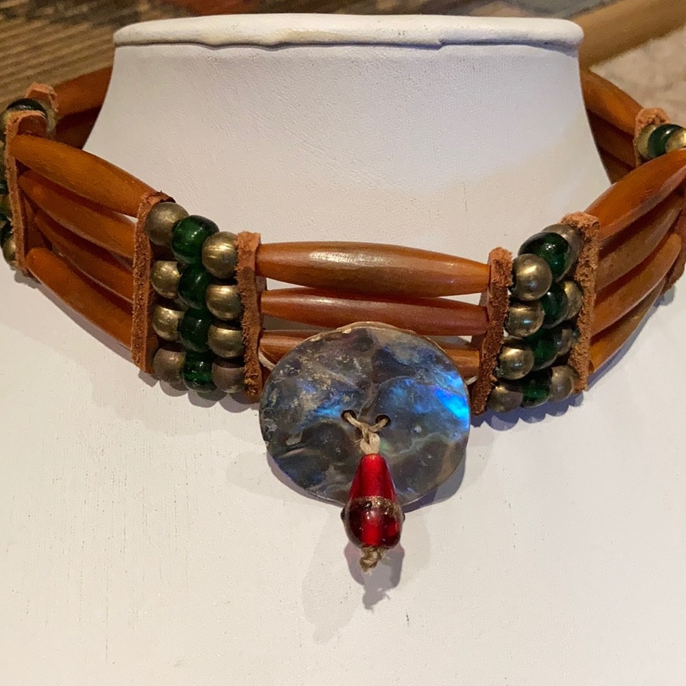 A beaded choker, made with several modalities.